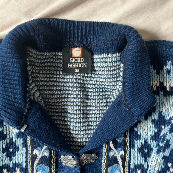 Beautiful Norwegian hand-knitted wool sweater (heirloom) - Picture 2 of 5